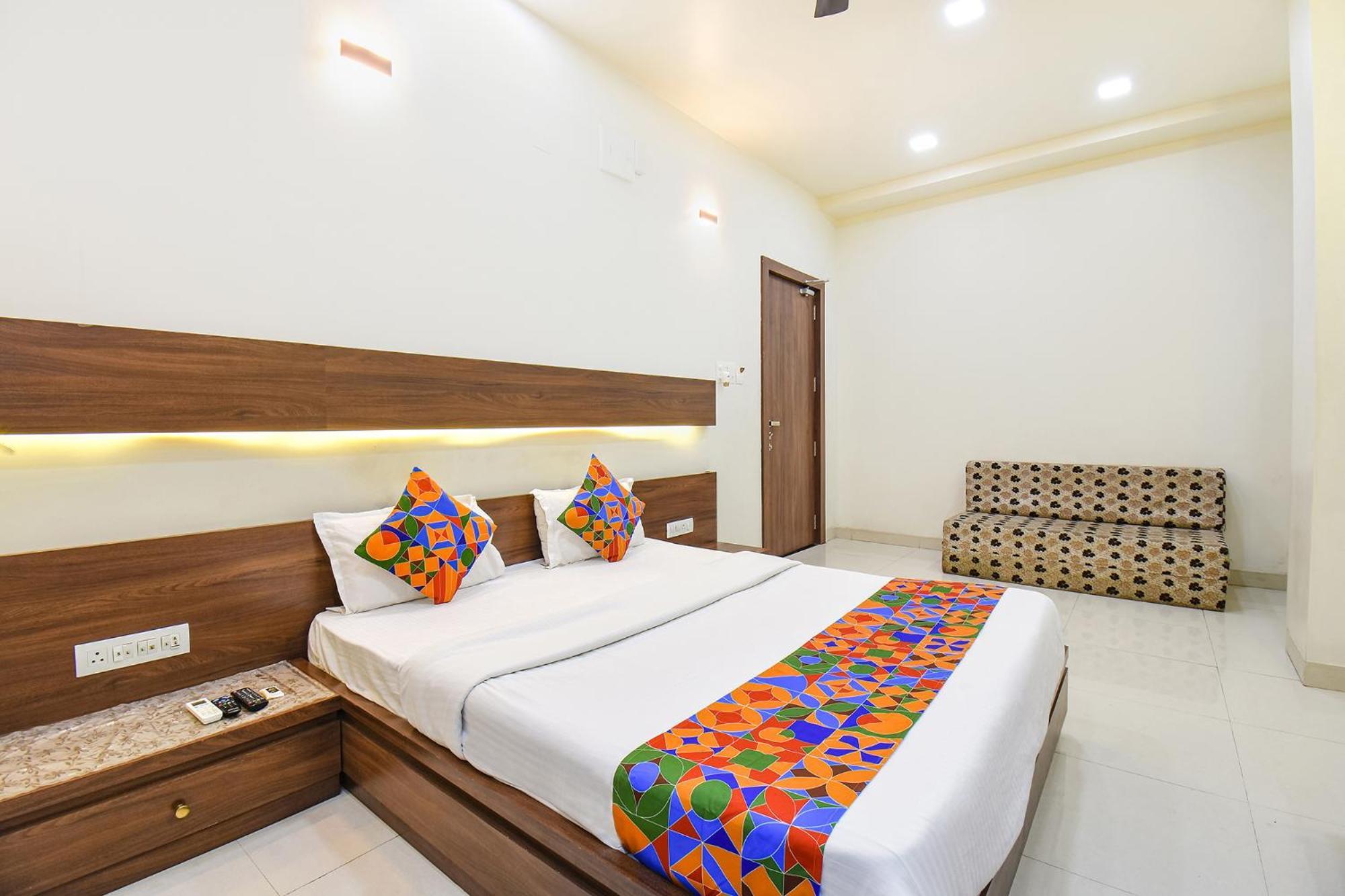 Fabhotel Royal Suits - Nr Mahadji Shinde Chhatri Mundhva 외부 사진