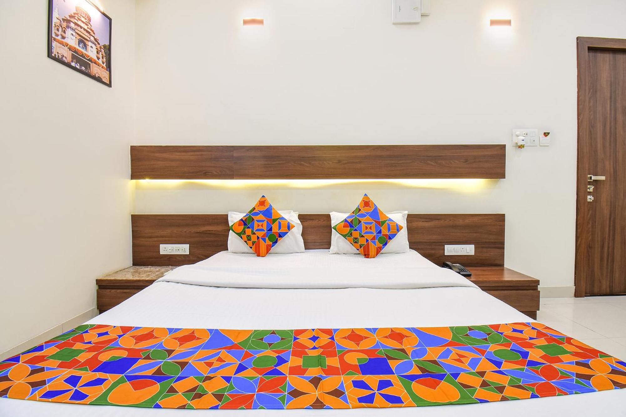 Fabhotel Royal Suits - Nr Mahadji Shinde Chhatri Mundhva 외부 사진